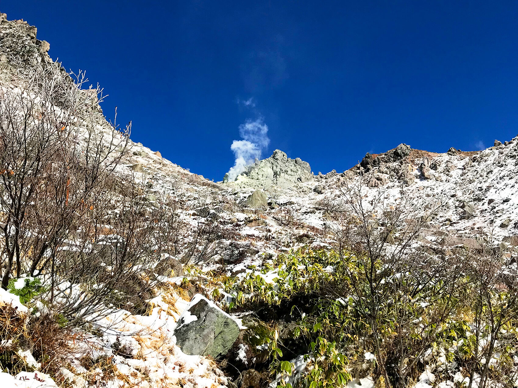 上高地の名所  北アルプス唯一の活火山 焼岳北峰